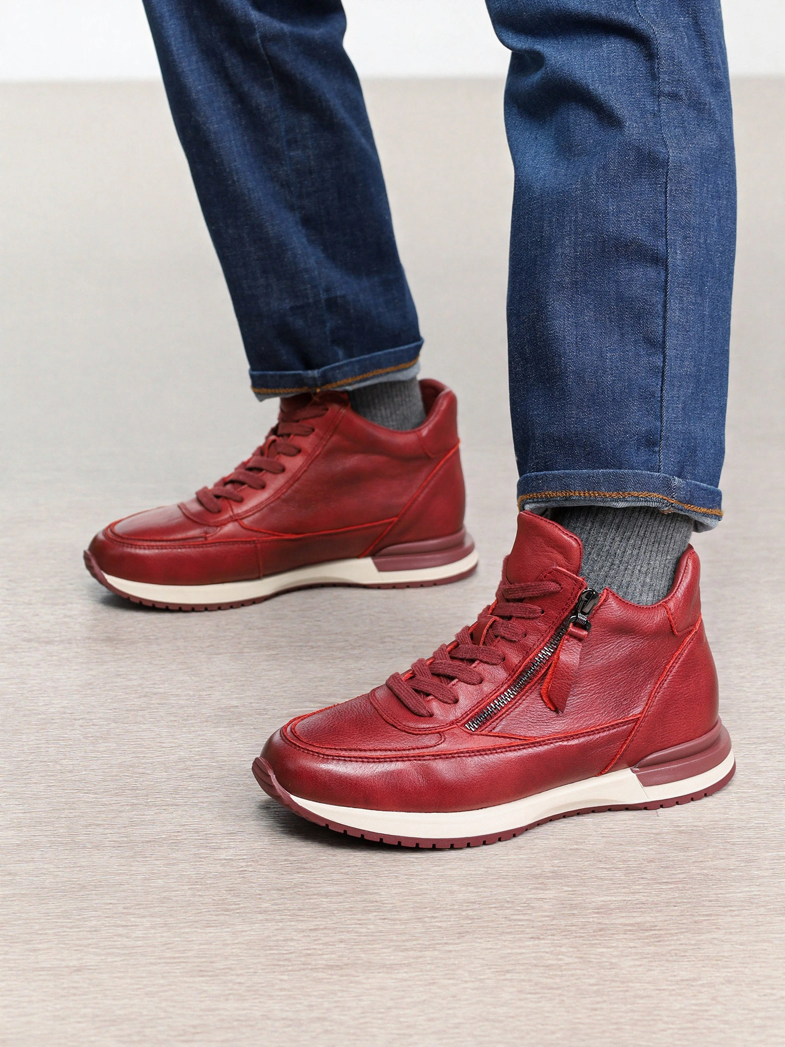 Ботинки красного цвета на низкой подошве